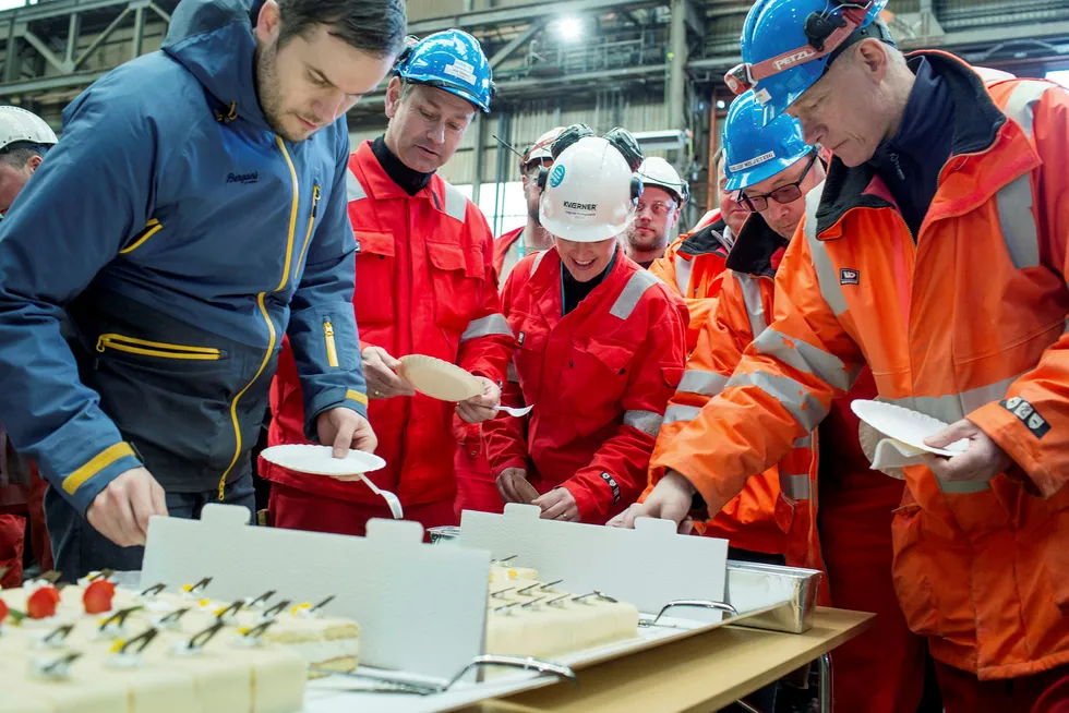 Her feirer Kværner-ansatte og gjester etter å ha vunnet en omfattende kontrakt på opprustning av Njord A-plattformen tidligere i år. Foto: Eivind Senneset