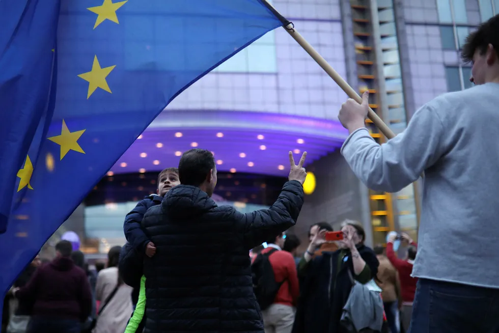 Valget til nytt EU-parlament har gitt mange og store endringer. Mange folk samlet seg utenfor Europaparlamentet i Brussel på valgdagen søndag.