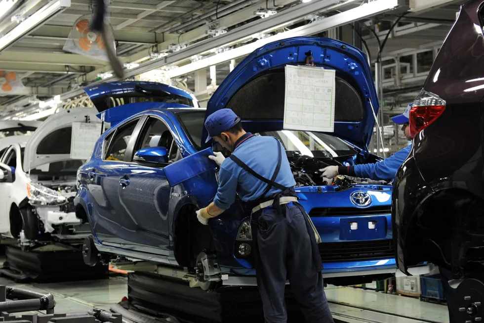 Toyota, som er verdens største bilprodusent, vil kutte produksjonen med 40 prosent i september. Årsaken er økt koronasmitte i Sørøst-Asia, som er et viktig ledd i selskapets forsyningskjede og mangel på databrikker.