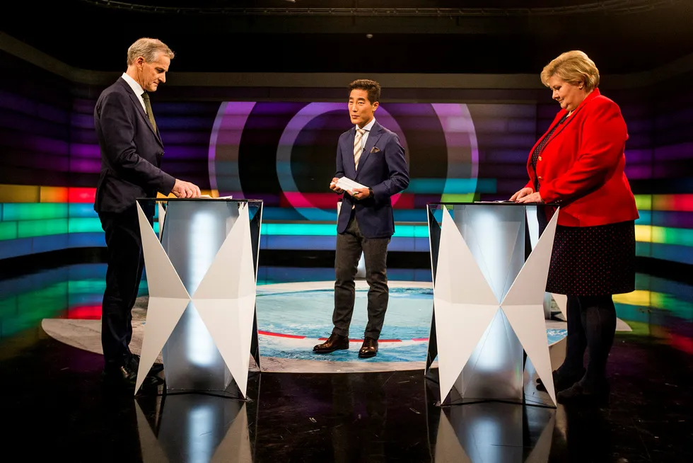 NRK gjør flere endringer i den tradisjonelle partilederdebatten. På bildet er Erna Solberg og Jonas Gahr Støre (tv) på Debatten på NRK sammen med programleder Fredrik Solvang.