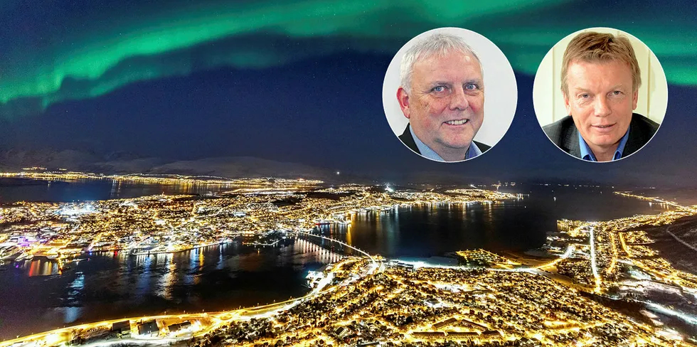 Konsernsjef Arne Juell i Bodø Energi og Semming Semmingsen i Troms Kraft har skrevet under en avtale om å fusjonere nettselskapene Nordlandsnett og Troms Kraft Nett.