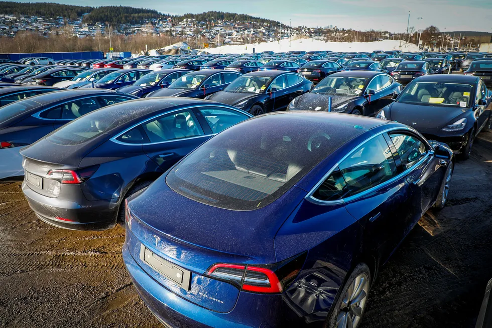 Tesla har startet med utleveringer til kunder fra Norges Varemesse på Lillestrøm. I forrige uke sto det nesten 200 Tesla klare til utlevering her.