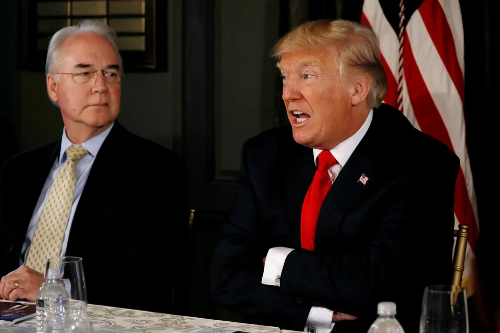 President Donald Trump (til høyre) spøkte med å gi helseminister Tom Price (til venstre) sparken. Foto: Jonathan Ernst/Reuters/NTB scanpix