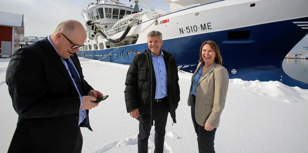 Per Vidar Kjølmoen og Karianne Bråthen, som sitter i næringskomiteen for Ap, sammen med fiskeriminister Bjørnar Skjæran (i midten) i Myre havn mars 2022..