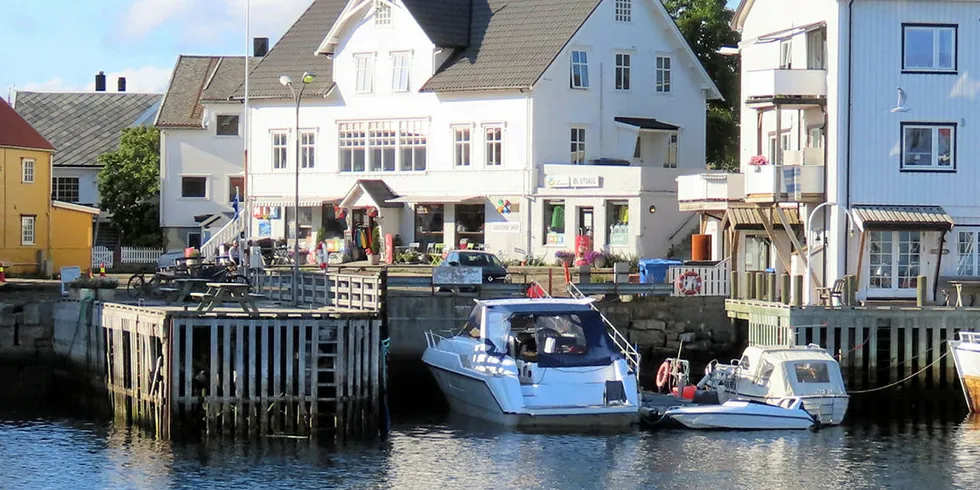 NY KAI: Vågan Havnevesen går snart i gang med å legge ut en ny flytebrygge for sjarkflåten her utenfor torget i Henningsvær.