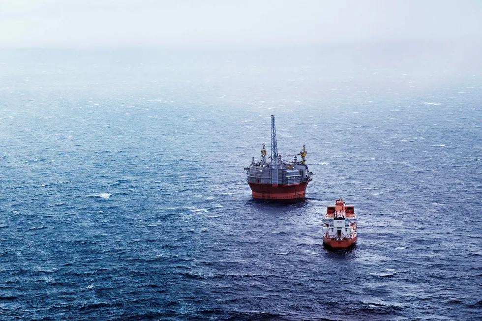Petroleumstilsynet har stengt oljeproduksjonen på Goliat-plattformen nordvest for Hammerfest. Foto: Aleksander Nordahl