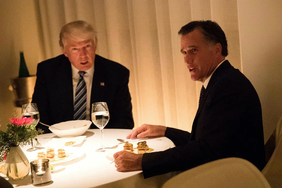 USAs neste president Donald Trump og den sentrale republikaneren Mitt Romney på en eksklusiv restaurant i New York City denne uken. Foto: Drew Angerer/Getty Images/AFP Foto: Drew Angerer/Getty Images/AFP/NTB Scanpix.