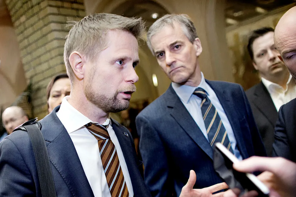 Høyre-nestleder Bent Høie (til venstre) kritiserer Jonas Gahr Støre (til høyre) for ikke å slå hardere ned på motstanden i Ap mot konsekvensutredning av oljeutvinning Lofoten, Vesterålen og Senja.
