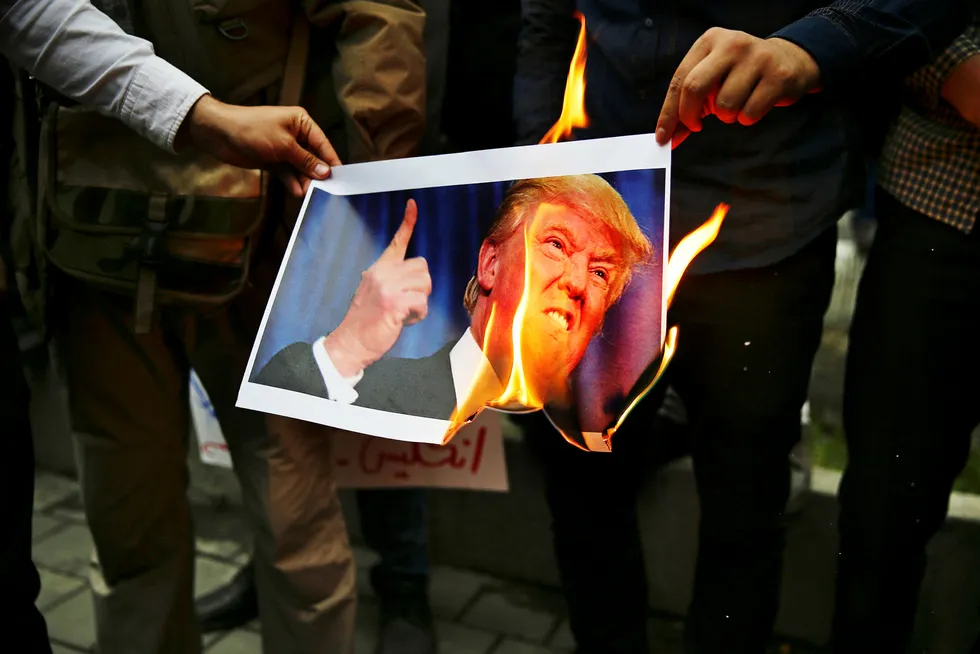 Ved en demonstrasjon foran den tidligere amerikanske ambassaden i Teheran onsdag brente demonstrantene et bilde av Donald Trump i protest mot USAs beslutning om å trekke seg fra atomavtalen. Foto: Vahid Salemi/AP/NTB Scanpix