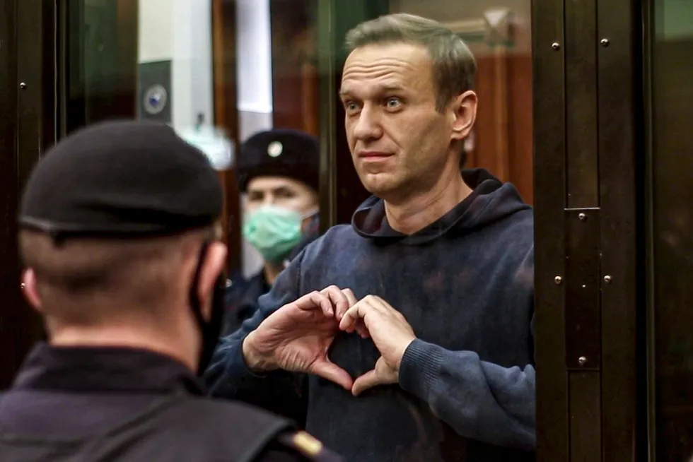 Etter at Aleksej Navalnyj ble fengslet, demonstrerte minst 100.000 i over ti russiske byer. De siste ukene skal over 10.000 støttespiller blitt arrestert. Bare i St. Petersburg var det i helgen 30 politioperasjoner.
