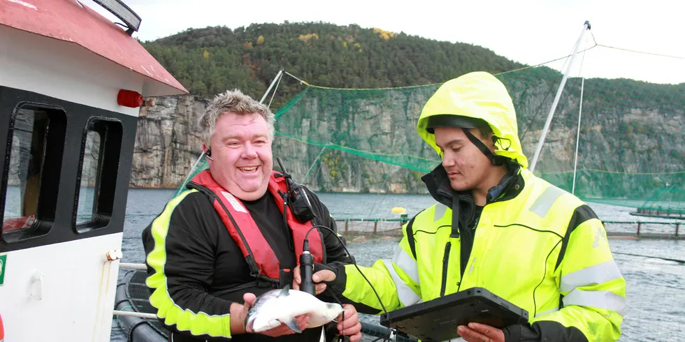 Ser fornøyd ut: Arild Legland driftsleder i Eikelandsfjorden i Bolaks, tester ut SalmoNir på merdkanten.