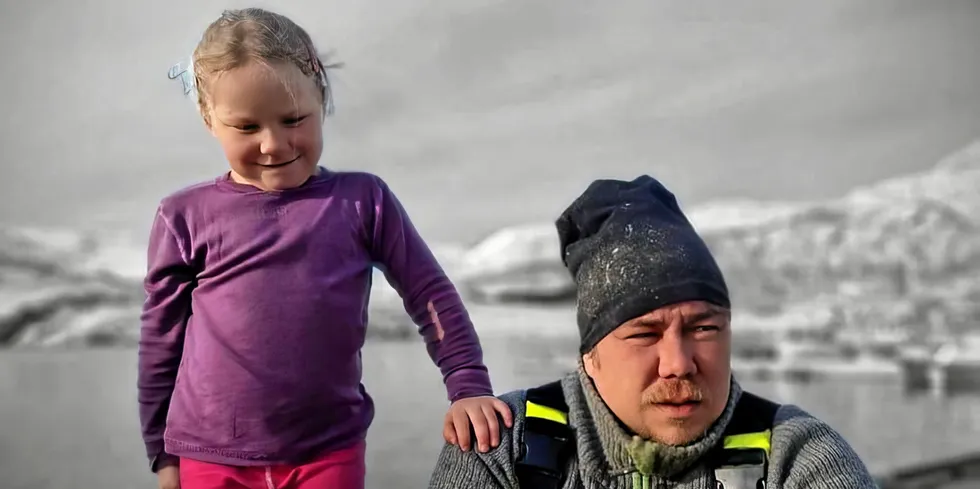 Fisker Morten Blien og datteren i kø for å få levert kongekrabbe. Blien er lettet etter fredagens nyheter.