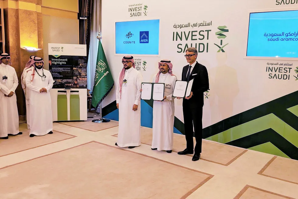 Fra dagens signeringsseremoni i Riyadh. Til venstre for administrerende direktør i Aker asa Øyvind Eriksen står Ahmad A. Al-Sa’adi, som er fungerende konsernsjef i Saudi Aramco.