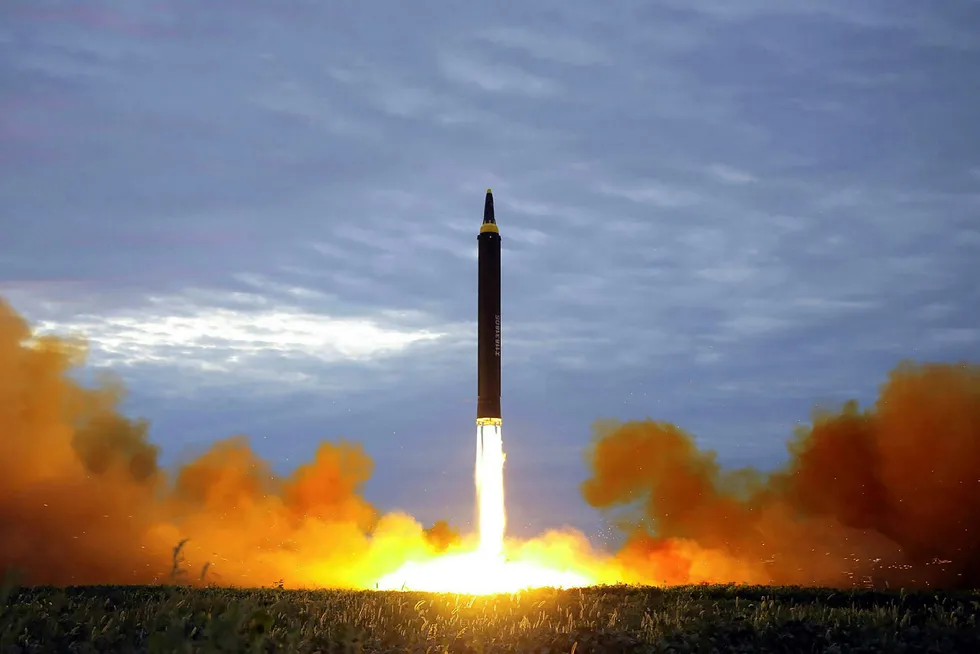 Nord-Korea mener landets atomvåpen sørger for fred. Bildet er tatt av Nord-Koreas offisielle nyhetsbyrå KCNA og viser avfyringen av mellomdistanse-raketten Hwasong-12 den 29. august. Foto: KCNA via STR/AFP photo/NTB scanpix