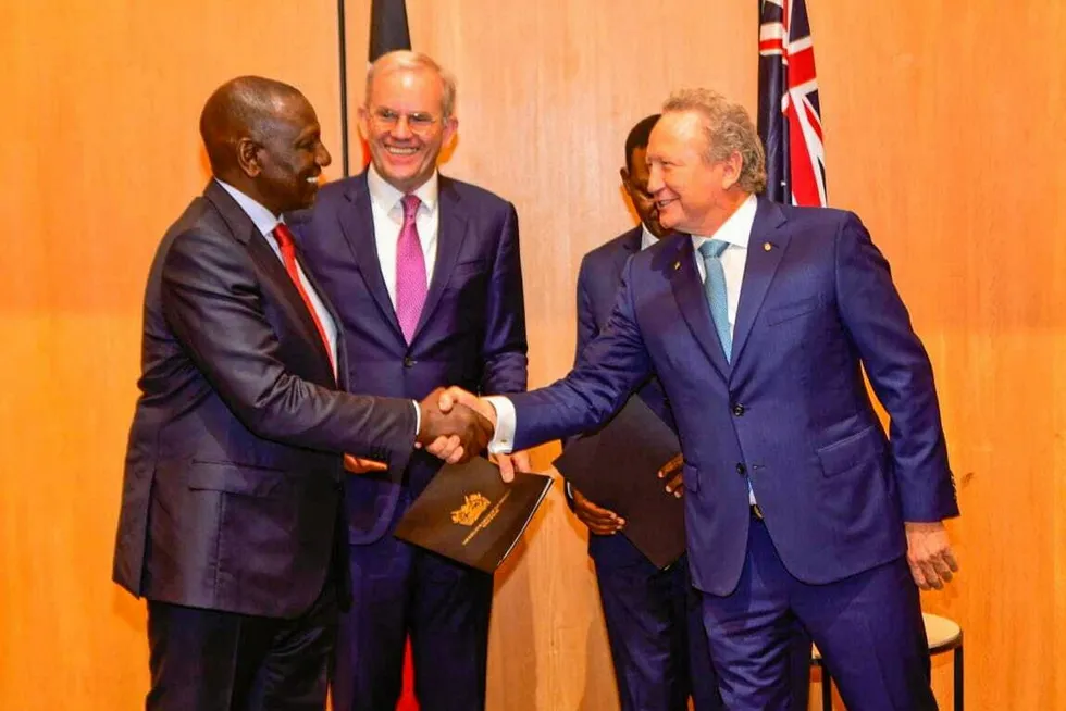 Kenyan President William Ruto shakes hands with FFI owner Andrew Forrest at Cop27 in Egypt after witnessing the signing of the 300MW green ammonia deal.
