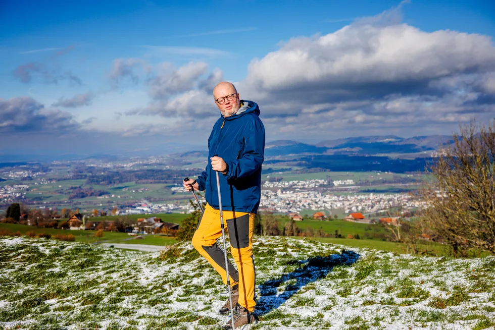 Tore Ivar Slettemoen har solgt aksjer i Freyr, men understreker at han fortsatt er en langsiktig eier. Her er han på fjelltur i åsene over Zug i Sveits, der han bor.