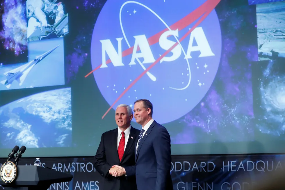 Under en seremoni der visepresident Mike Pence deltok, ble Jim Bridenstine tatt i ed som NASAs nye toppleder 23. april i år. Foto: Pablo Martinez / AP / NTB scanpix