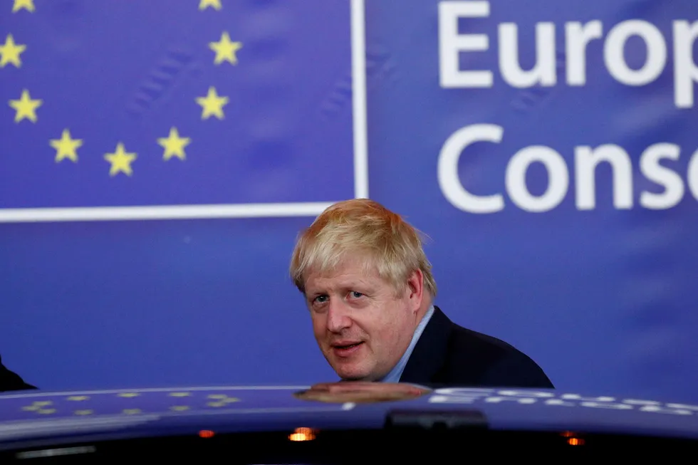Statsminister Boris Johnson pusher intenst på for å få flertall for sin brexitavtale i parlamentet lørdag. Her forlater han Brussel etter å ha kommet til en enighet med EU.