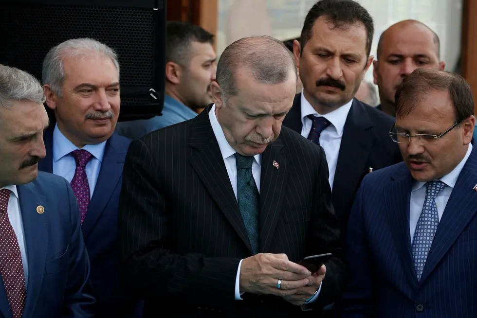 Tyrkias president Recep Tayyip Erdogan oppfordrer til boikott av Apple og andre amerikanske teknologiselskaper. Under et kuppforsøk for to år siden ble en Iphone og Facetime redningen for Erdogan.