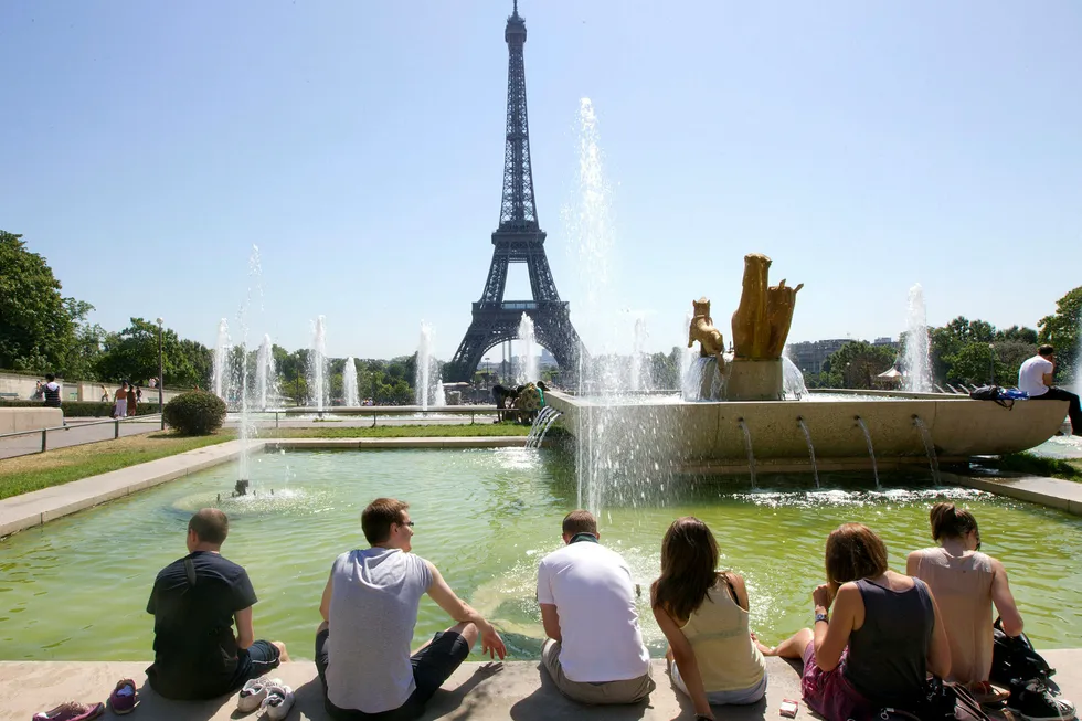 Det er utsikter til at Europa-ferie kan bli litt billigere på sommeren i år sammenlignet med i fjor, ifølge prognoser fra to meglerhus. Bildet er fra fontenen ved Trocadero foran Eiffel-tårnet i Frankrikes hovedstad Paris. Foto: Jacques Brinon / AP / NTB Scanpix
