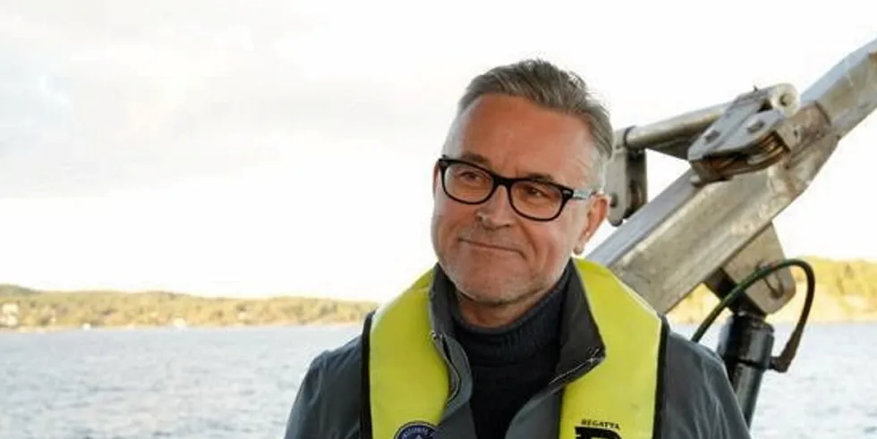 Fiskeri- og sjømatminister Odd Emil Ingebrigtsen endrer ikke hovedlinjene i påbudet om elektronisk rapportering for fiskeflåten under 15 meter.