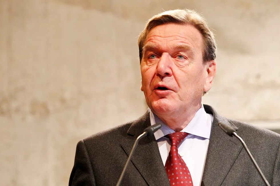 Allerede som utgående forbundskansler signerte Gerhard Schröder en avtale med Vladimir Putin om Nord Stream rørledningene i 2005.