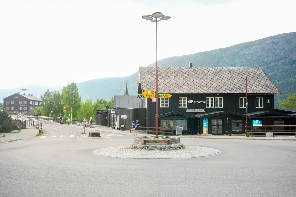 Arbeiderpartiet, Høyre og MDG i Innlandet fylke har foreslått å legge ned videregående skoler, blant annet i Lom (bildet).