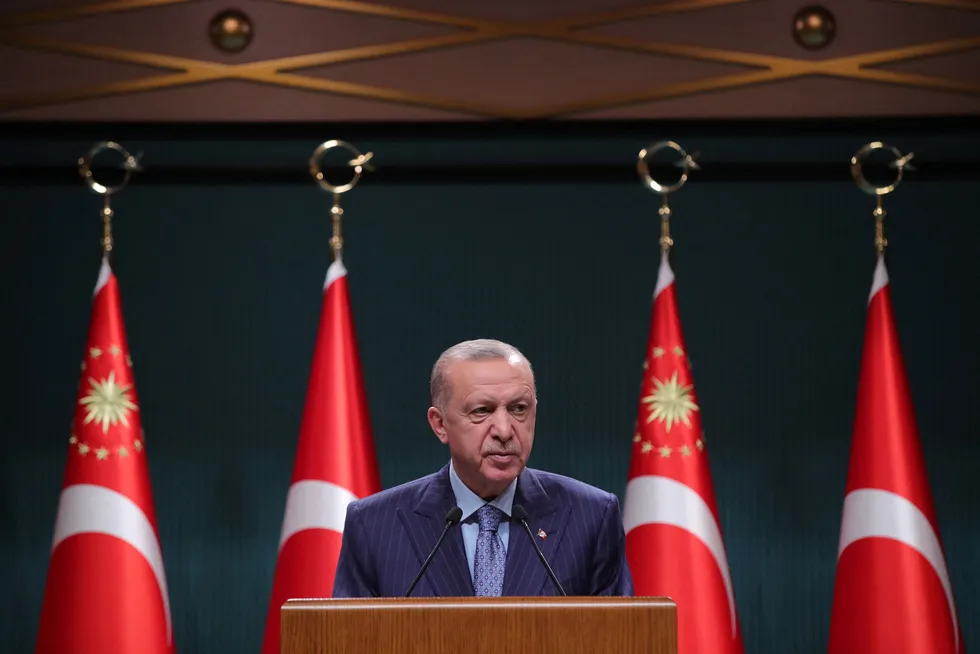 Recep Tayyip Erdogan under en pressekonferanse i Ankara i Tyrkia mandag.