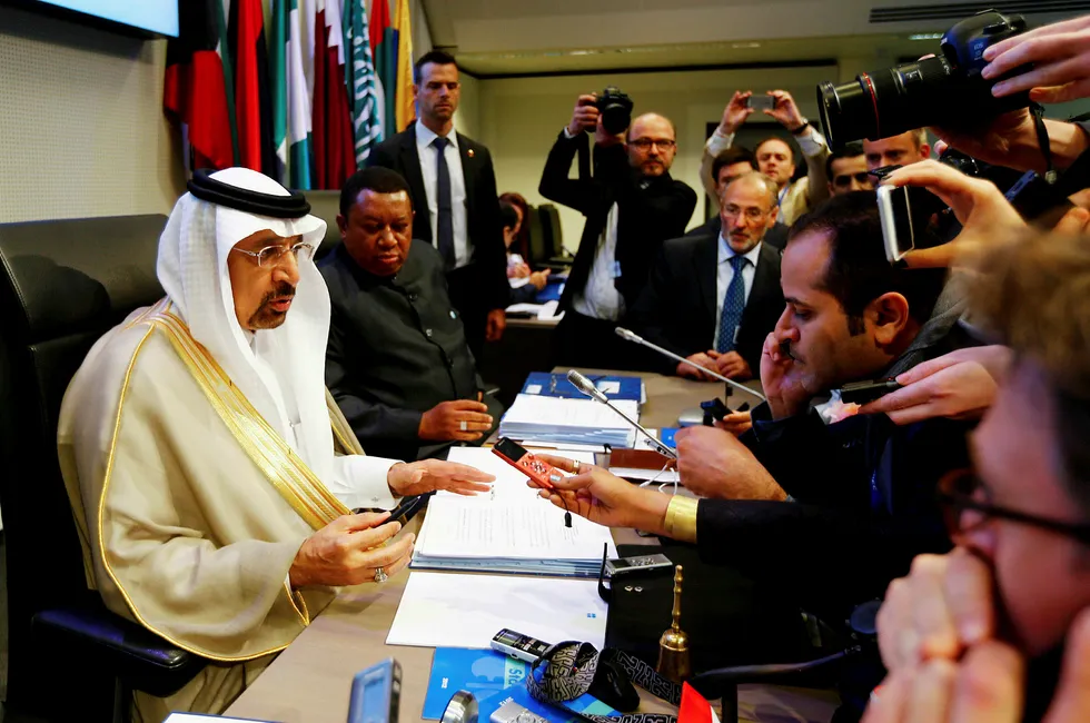 Norske kroner styrket seg frem mot Opec-møtet torsdag. Her er Opec-presiden Khalid al-Falih og OPECs generalsekretær Mohammad Sanusi Barkindo. Foto: Leonhard Foeger/Reuters/NTB scanpix