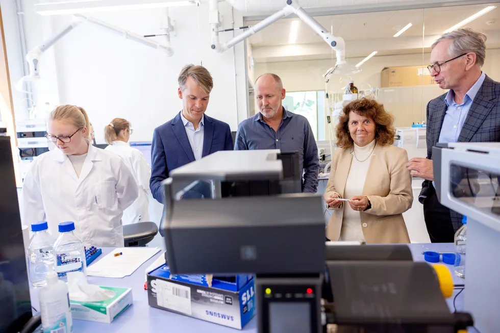Det norske selskapet Kappa Bioscience produserer vitaminet K2 i disse lokalene i Oslo. Quality control engineer Bodil Jepsen (fra venstre), daglig leder Bjarne Lie i fondet Verdane, investor og styremedlem Johan Gjesdahl, gründer Inger Reidun F Aukrust og administrerende direktør Egil Greve.