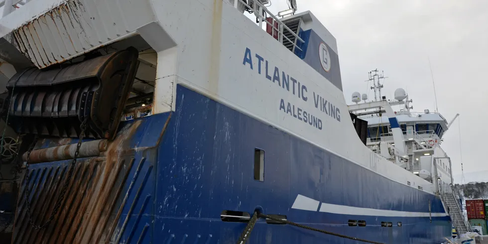 Tråleren «Atlantic Viking» leverte full last med 750 tonn HG-produsert hvitfisk fra Barentshavet på frysehotellet til Tyrholm og Farstad i Ålesund nylig.