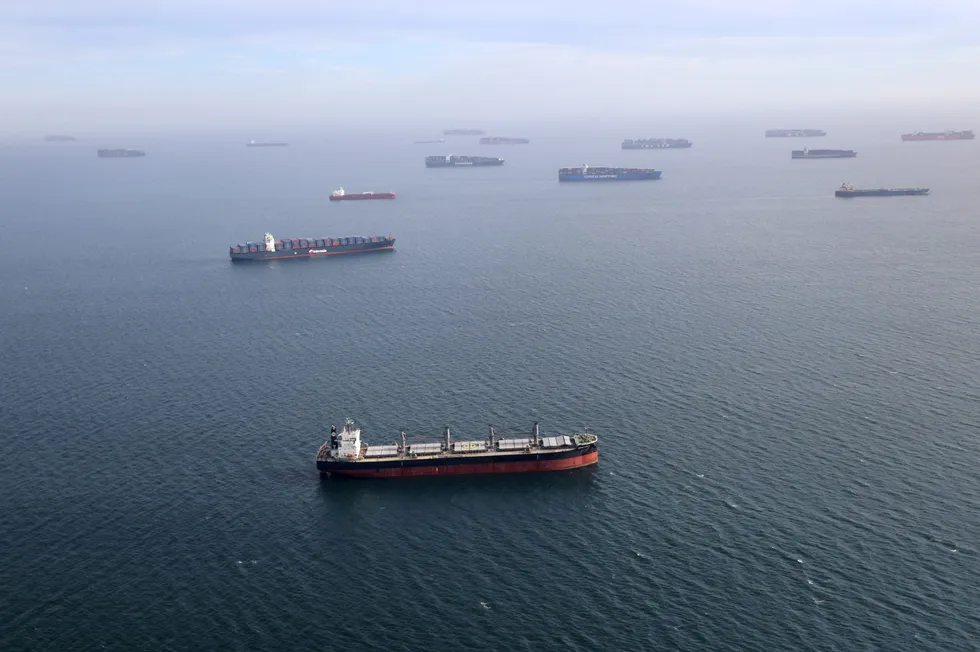 USA største havn, Los Angeles, losset 16 prosent flere containere i september i år enn to år tidligere, skriver Øyvind Thomassen. Bildet: Skip i kø for lossing ved Long Beach.