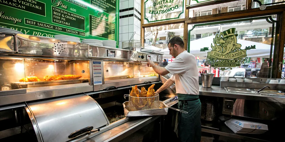 KLIKK OG HENT: Da man etter hvert fikk summet seg, begynte flere med hjemlevering i fish and chips markedet. Senere kom en «klikk og hent»-løsning der man via en app på mobilen kan bestille mat til henting i butikk eller levering på døra til et bestemt tidspunkt.