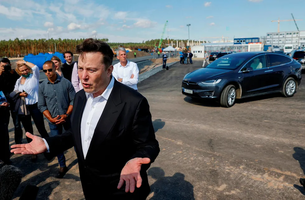 Elon Musks selskap Tesla har hatt en vill vekst på børs, men har fått en solid knekk i september. Her fra gründerens besøk i Berlin i begynnelsen av måneden.
