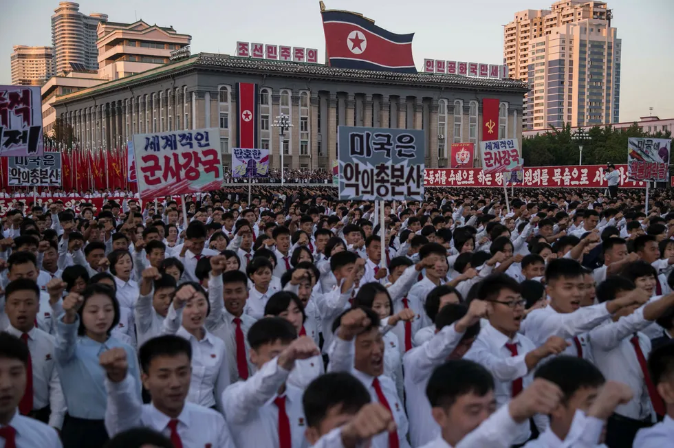 Sør-Korea har kunngjort sanksjoner mot regimet i Pyongyang. Bildet viser en massemønstring av studenter i Nord-Koreas hovedstad i slutten av september. Foto: Kim Won-Jin/AFP photo/NTB scanpix