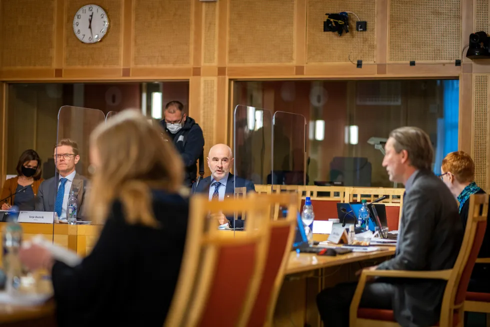 Leder i kontroll- og konstitusjonskomiteen Dag Terje Andersen (Ap) og medlem Terje Breivik (V) under høring om Olje- og energidepartementets håndtering av åpningen av Barentshavet sørøst.