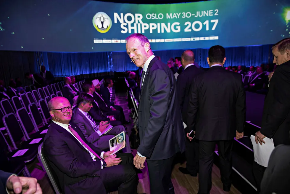 Sturla Henriksen i Rederiforbundet og Leif O. Høegh (til venstre) var til stede da Nor-Shipping-messen ble åpnet på Lillestrøm tirsdag. Foto: Aleksander Nordahl