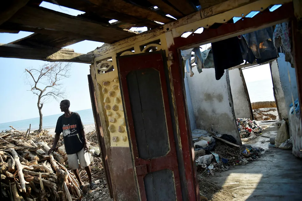 Delay Valentin står utenfor et hus som ble ødelagt da orkanen Matthew rammet Haiti. Mandag la Verdens meteorologiorganisasjon frem en foreløpig rapport om været i 2016. Foto: Hector Retamal/AFP/NTB scanpix