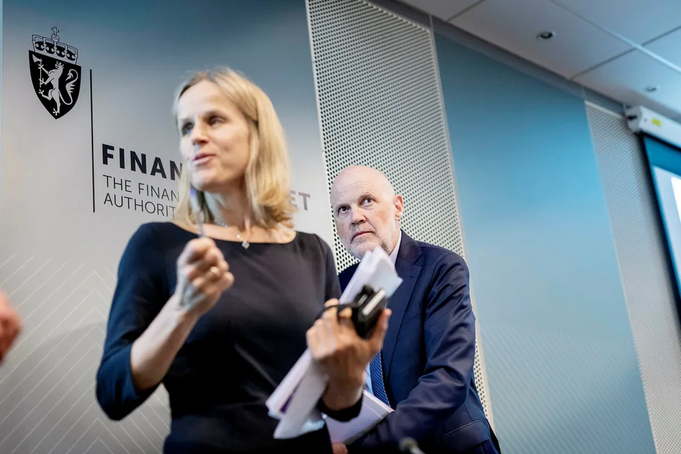 Finanstilsynets direktør Morten Baltzersen (til høyre) har klar en ny forskrift for forbrukslån. Her med direktør for bank- og forsikringstilsyn Ann Viljugrein.