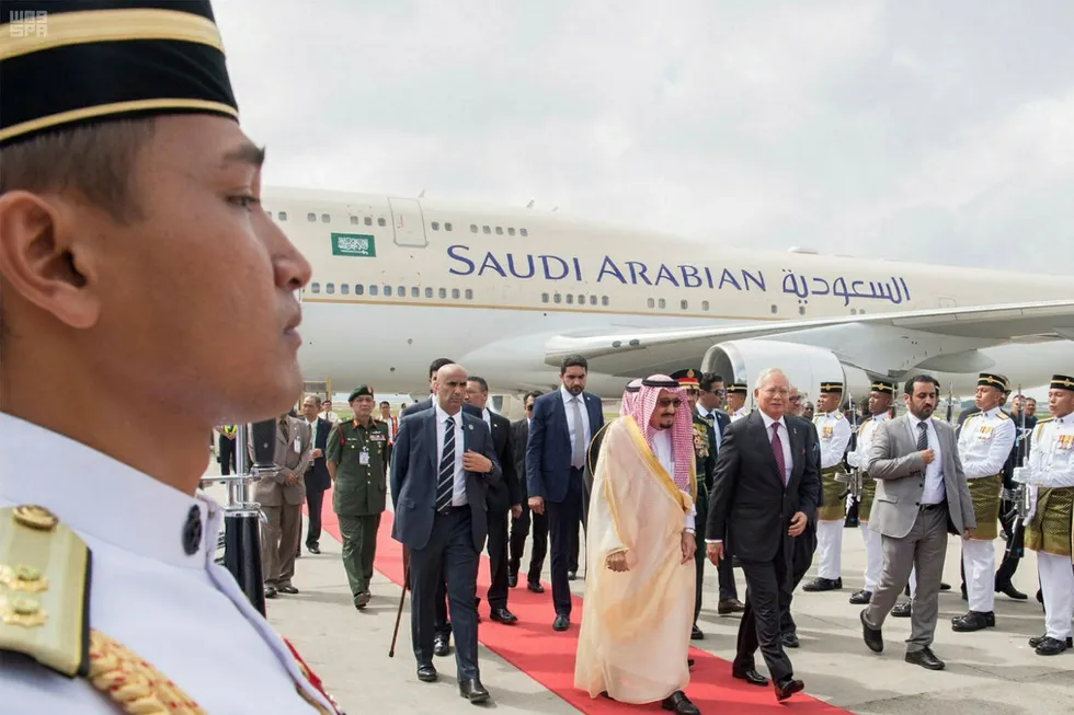 Den saudiarabiske kongen har med seg et følge på over 1500 – og egen rulletrapp under en månedslang gjennomreise i Asia. Foto: Saudi Press Agency (Reuters/NTB Scanpix