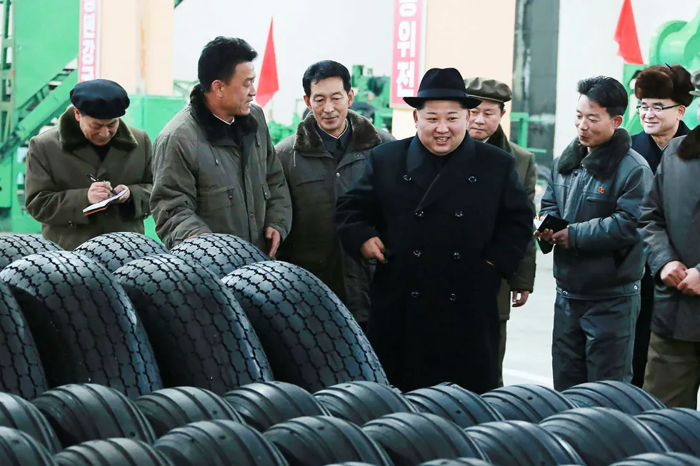 Nord-Koreas leder Kim Jong-un har ingen planer om å gi etter for internasjonale sanksjoner og nytt amerikansk press mot Kina. I helgen var han på plass ved en bildekkfabrikk. Foto: Korean Central News Agency/AP/NTB Scanpix