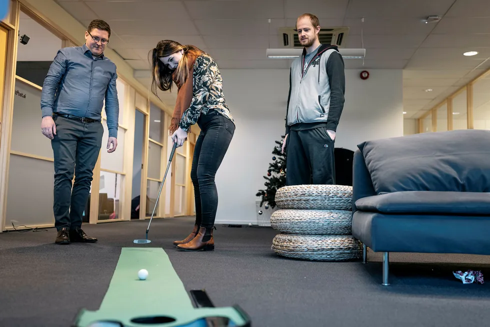 Selskapet Boost AI i Stavanger satser på å doble omsetningen hvert år fremover. Camilla Gjetvik, i midten, Lars Selsås, til høyre og Henry Vaage Iversen, til venstre.