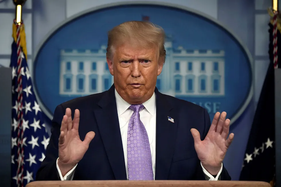 President Donald Trump under et møte i Det hvite hus i februar der han demonstrerer hvor godt det går for amerikansk økonomi.