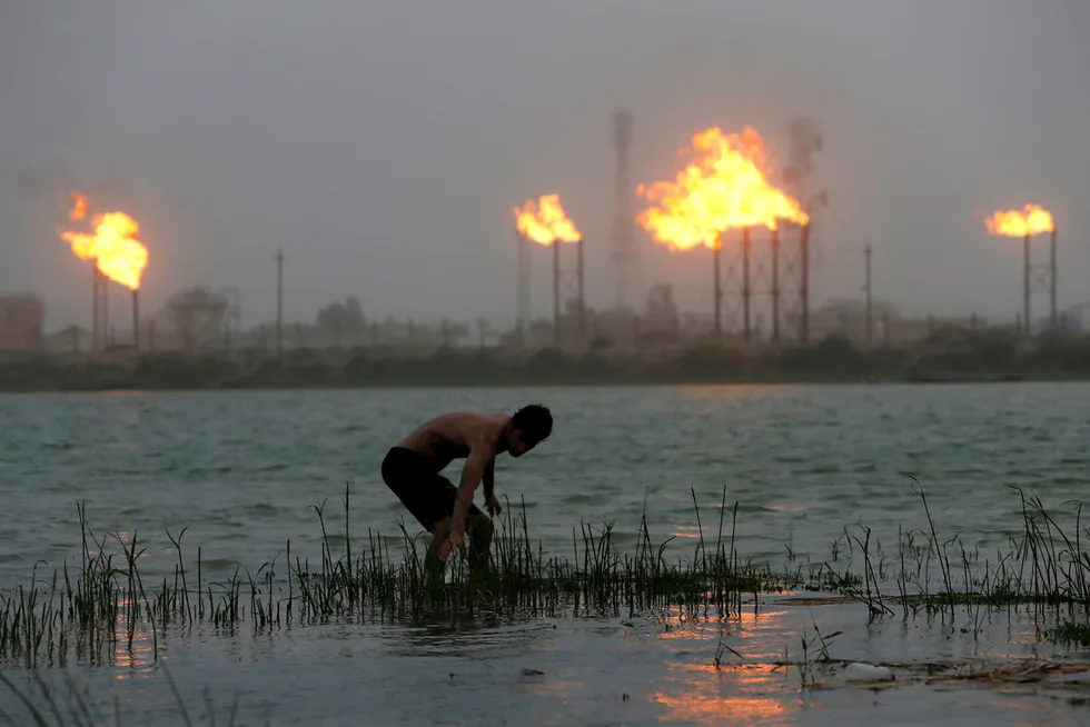Oljeprisen stiger kraftig. Her fra et oljeraffineri i Basra, Irak i 2020.