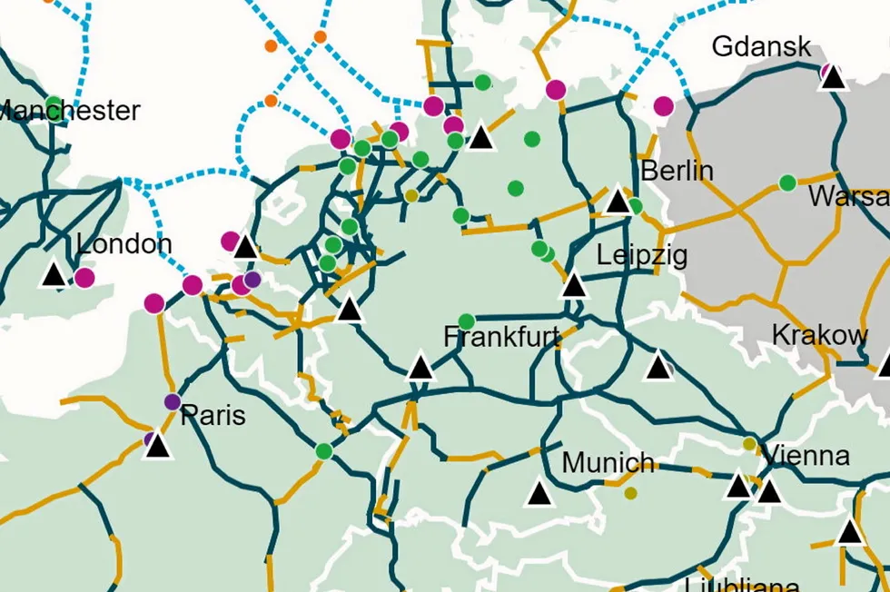A map showing the German part of the proposed European Hydrogen Backbone (not currently part of German government plans). The pinkc circles represent H2 import terminals and the green circles show salt caverns that could be used to store hydrogen.