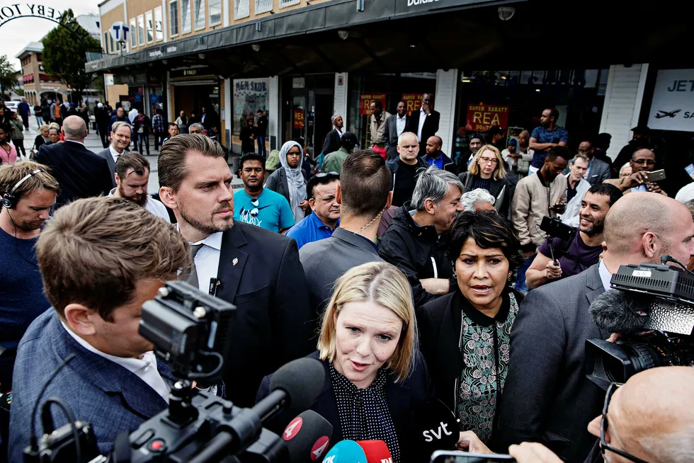 Sylvi Listhaug ble omringet av norsk og svensk presse da hun besøkte Rinkeby Torg i Stockholm denne uken. Foto: Aleksander Nordahl
