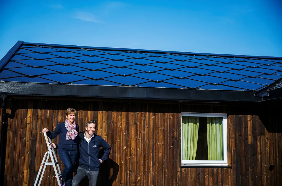 Anne Sønstevold og mannen regner ikke med å tjene inn investeringen i solcelletaksten, som er langt dyrere enn paneler. Men hun koser seg med å følge produksjonen av lokal kraft på appen fra Andreas Thorsheims Otovo.