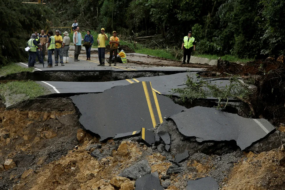 Innbyggere ser på en vei som ble ødelagt av orkanen Nate i Casa Mata i Costa Rica. Foto: JUAN CARLOS ULATE/Reuters/NTB Scanpix