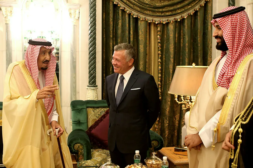 Jordans Kong Abdullah II (i midten) møtte Saudi-Arabias Kong Salman bin Abdulaziz (t.v) og Saudi-Arabias kronprins Mohammed bin Salman (til høyre) i Mekka for å diskutere den økonomiske krisen i Jordan. Foto: YOUSEF ALLAN/AFP Photo