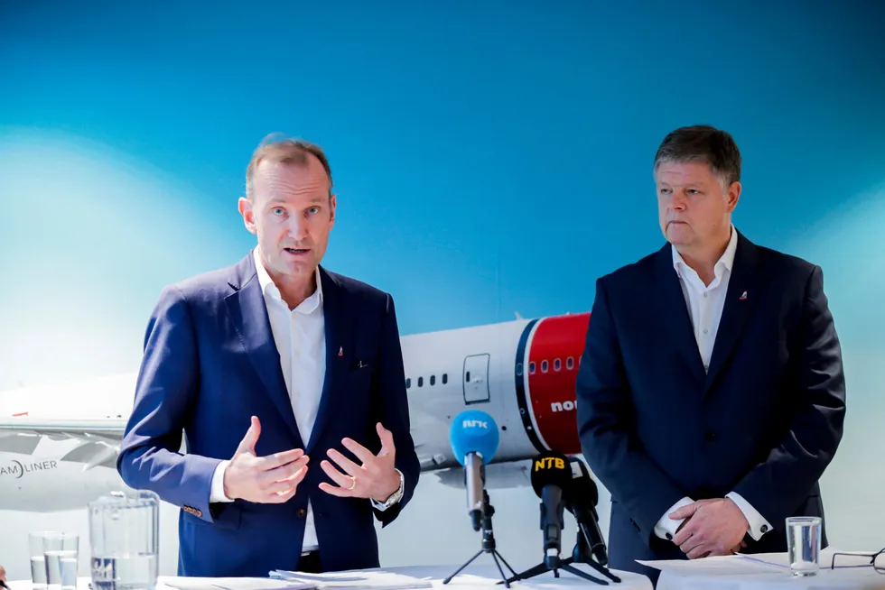Norwegians tidligere styreleder Niels Smedegaard (til venstre) reagerer på beskrivelsen av Jacob Schram – toppsjefen han selv ansatte og som ble kastet denne uken av det nye styret.